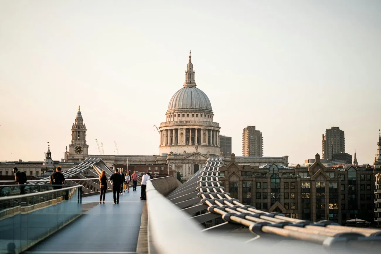 London Capital Group — 官网产品与服务画面